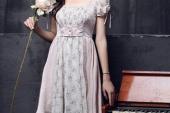 一件甜美、纯洁、复古的连衣裙。