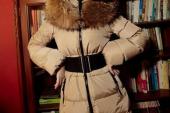 隆冬时节，皮草衣领既热又时尚又温暖。